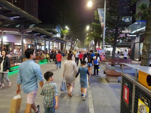 Cavill-Avenue-Surfers-Paradise